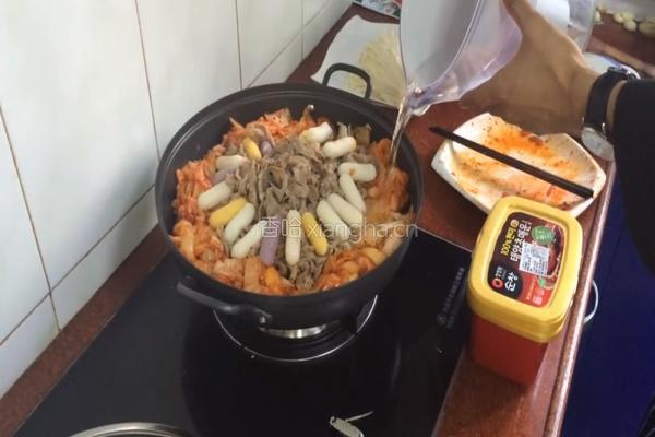 金针肥牛泡菜锅的做法图解6