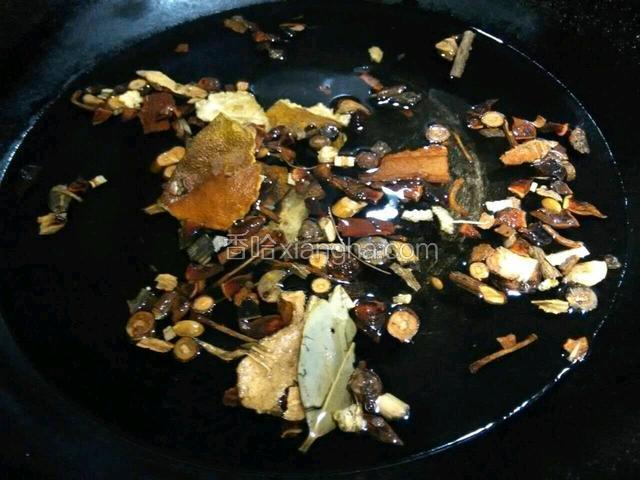 把鸡蛋放水煮，煮至金黄