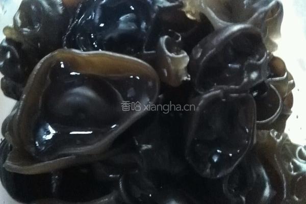 凉拌黑木耳的做法图解1