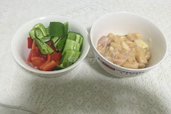 双椒鸡丁的做法图解1