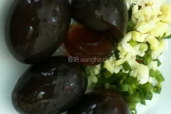 葱油烫皮蛋的做法图解1