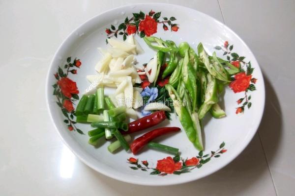 鸡蛋搭配紫豆角的做法图解4