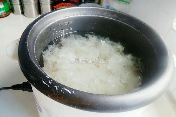 红枣枸杞银耳汤的做法图解5