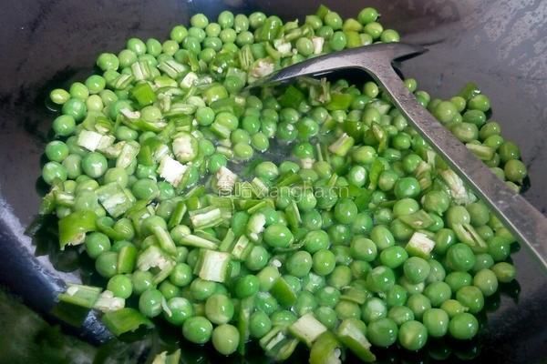 青豆鸡丁的做法图解3
