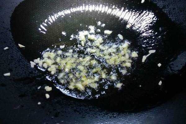 青椒炒皮蛋的做法图解3