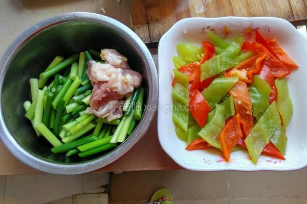 蒜苔炒肉的做法图解1
