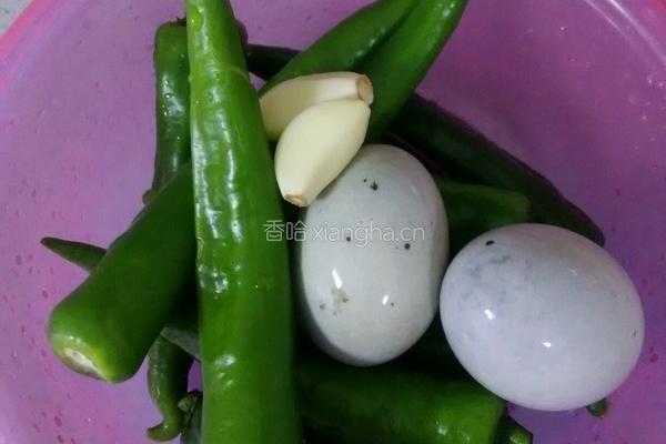 青椒炒皮蛋的做法图解1