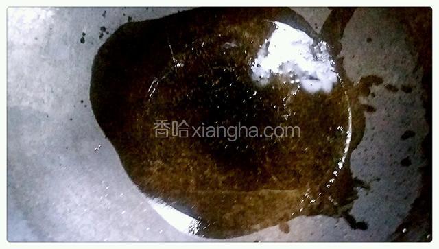 锅内加适量色拉油.大火烧至八成熟