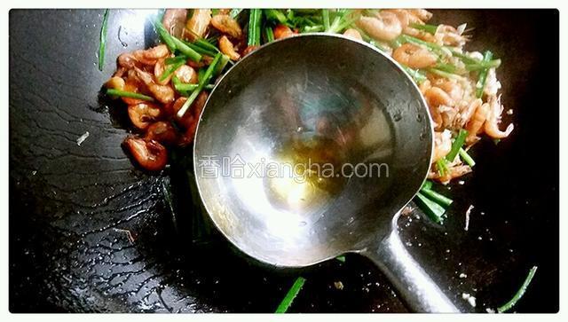 最后加少许的味精，淋少许香油.撒点白芝麻出锅