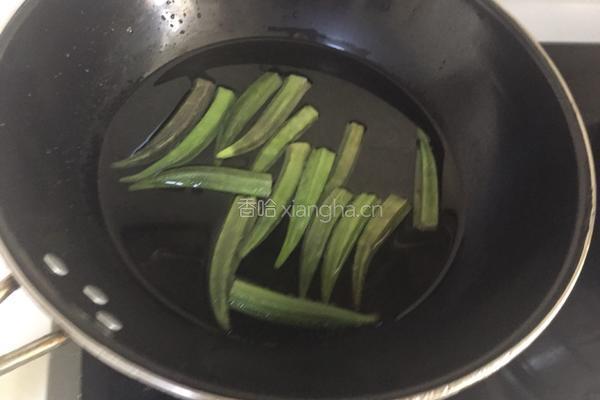 豆豉秋葵的做法图解1