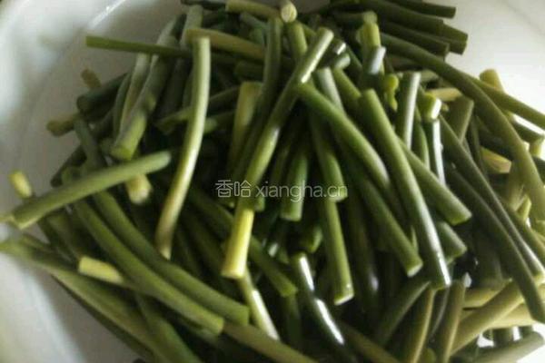 蒜苔炒鸡胗的做法图解1
