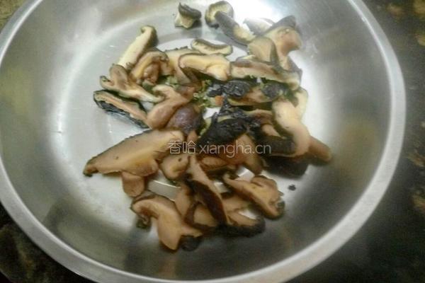 香菇蒸鸡翅的做法图解3