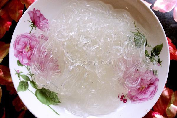五花肉炖粉条的做法图解2
