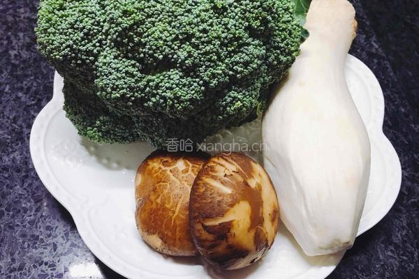 西兰花双菇的做法图解1