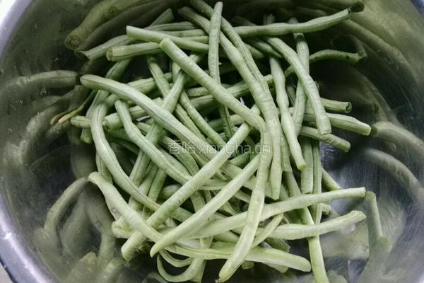 凉拌豇豆的做法图解1