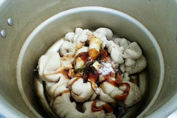 雪菜炒猪大肠的做法图解2