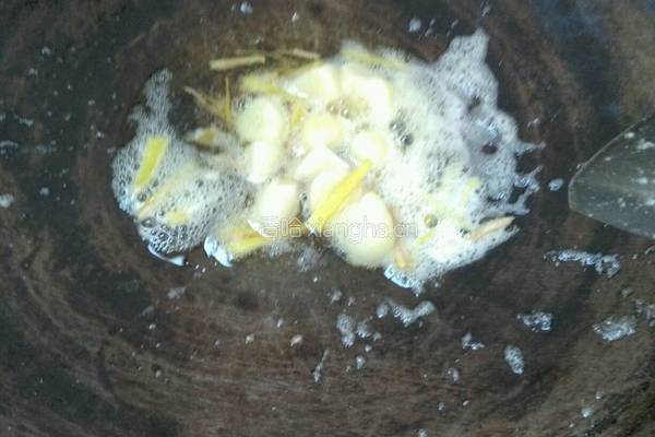 洋葱菇炒鸡的做法图解3