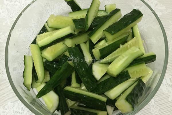 酸辣甜黄瓜的做法图解1