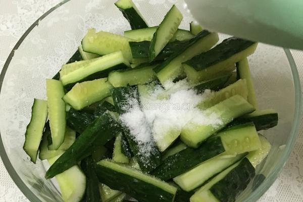 酸辣甜黄瓜的做法图解2
