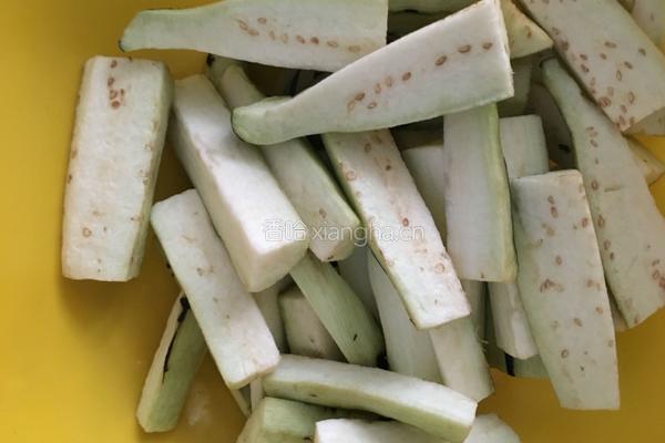 茄子炖蛤蜊的做法图解1