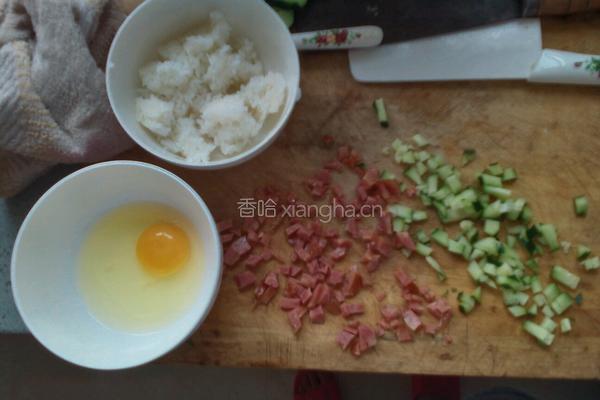 黄瓜火腿鸡蛋炒饭的做法图解1