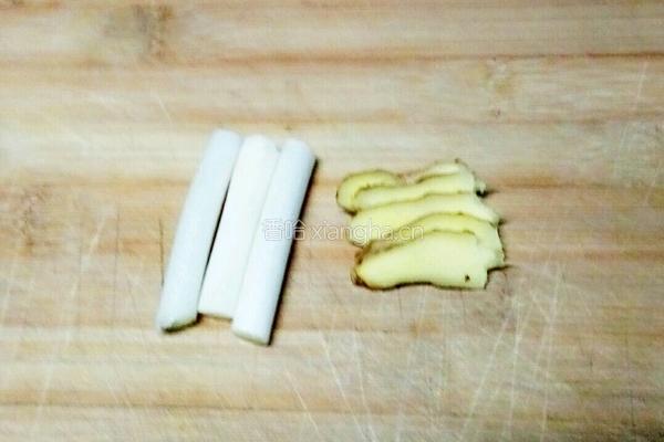 香菇烧鸡翅根的做法图解1