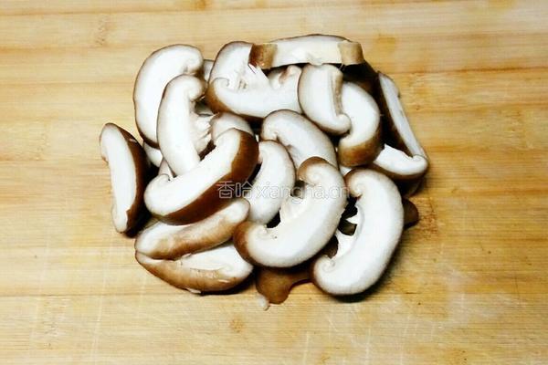 香菇烧鸡翅根的做法图解5