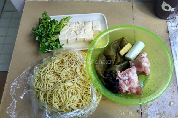 豆腐海带碱面条的做法图解1