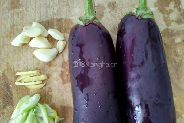 蒜香茄子的做法图解1