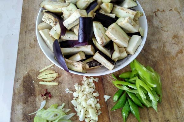 蒜香茄子的做法图解2