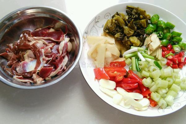 酸辣鸡肝胗的做法图解1