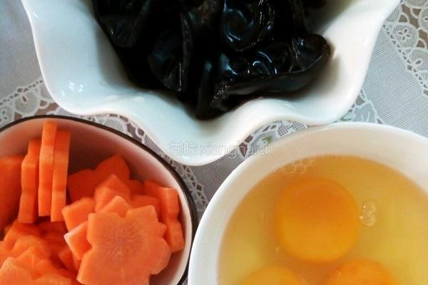 木耳炒蛋的做法图解1