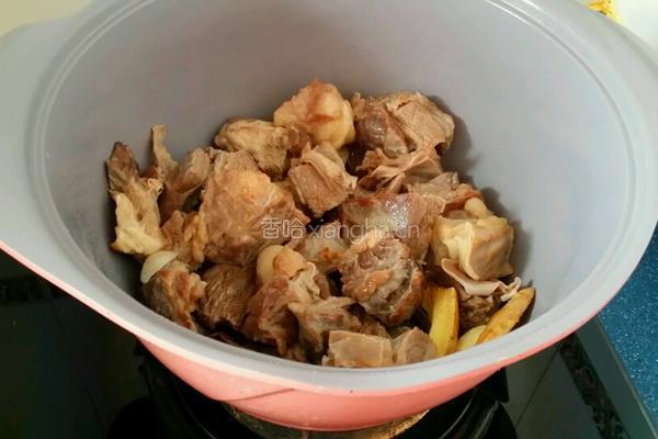 蘿卜炆牛腩的做法图解2