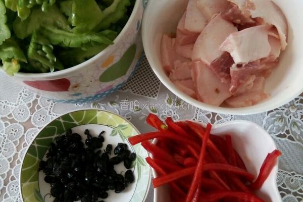 苦瓜炒肉的做法图解1