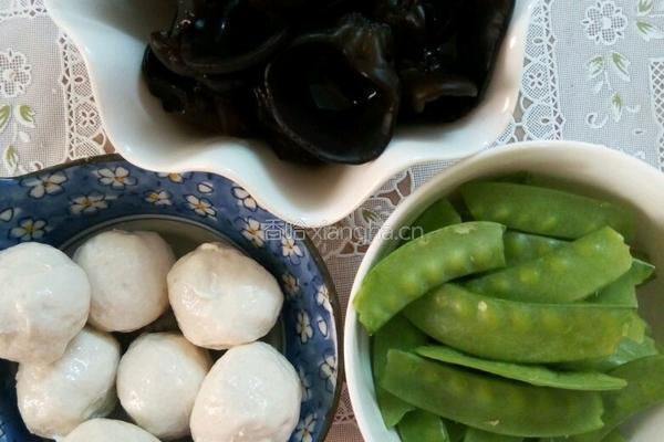 木耳炒肉丸的做法图解1