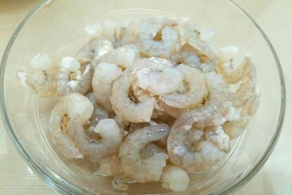 西蓝花炒虾仁的做法图解1