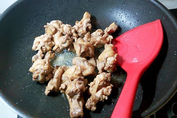 土豆炖鸡翅根的做法图解8