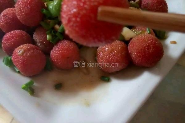 辣椒炒杨梅的做法图解2