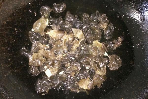 韭菜苔炒木耳的做法图解3