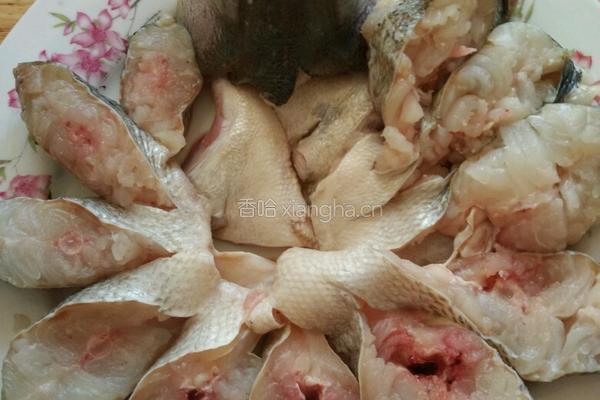清蒸鲈鱼孔雀开屏鱼的做法图解4