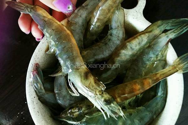 油泼虾的做法图解1