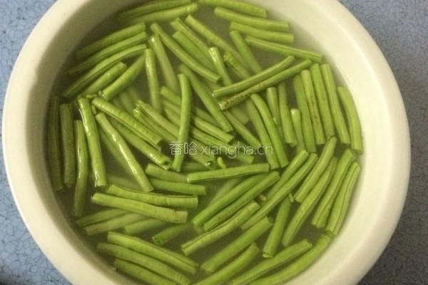 豆角炒肉饼的做法图解2