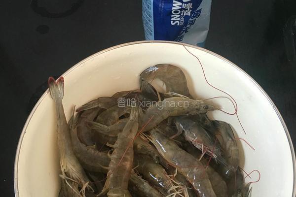 啤酒煮虾的做法图解1
