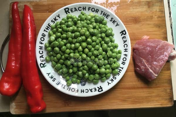 红辣椒炒豌豆肉末的做法图解1