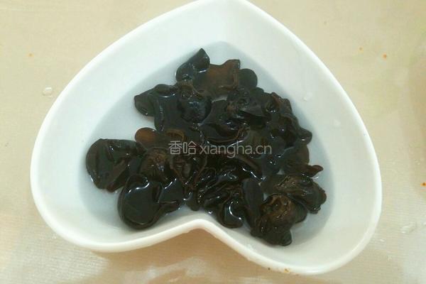 黄瓜拌木耳的做法图解1