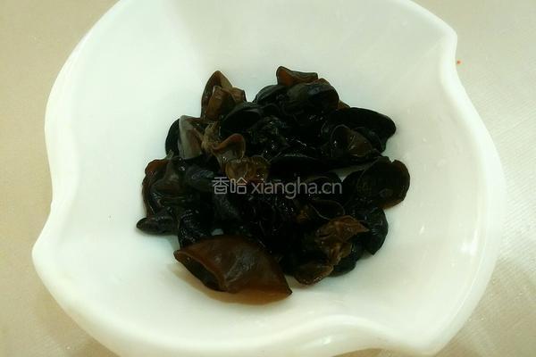黄瓜拌木耳的做法图解3