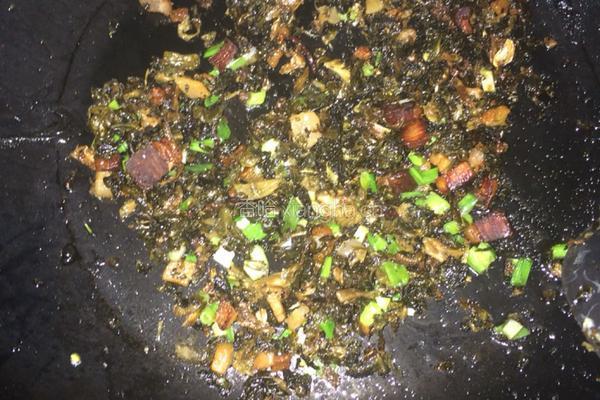 梅干菜扣肉饼的做法图解3