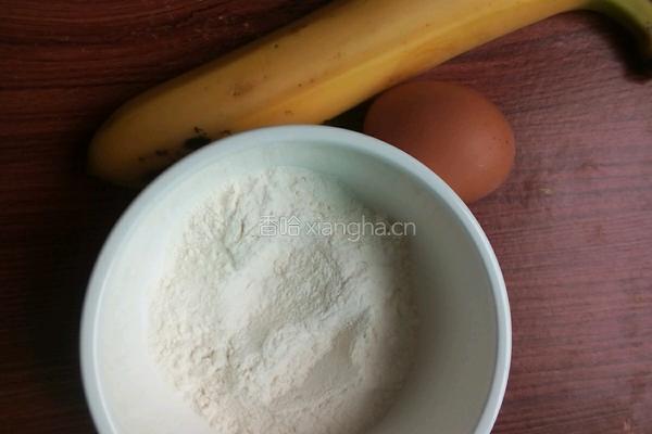 煎香蕉片的做法图解1