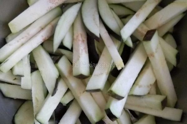 蒜香茄子煲的做法图解1