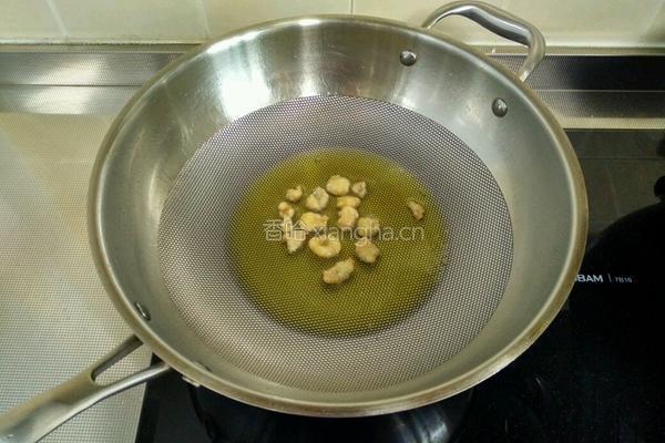 毛豆米烧鸡的做法图解3